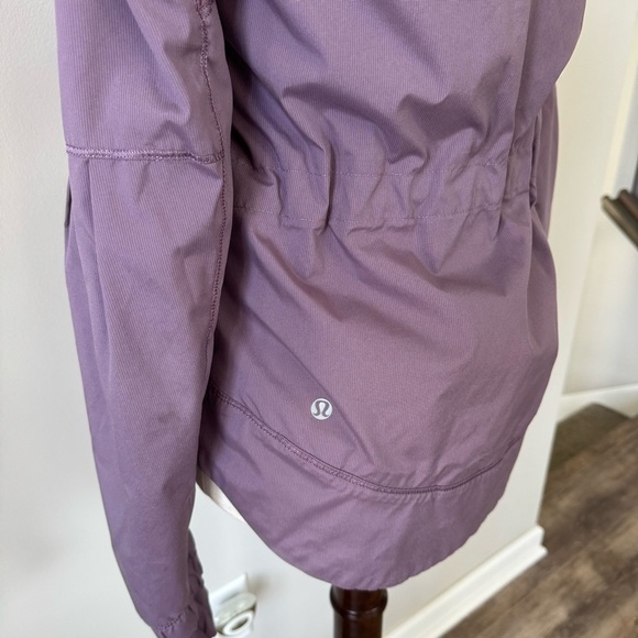 Lululemon 🍋 Light Weight Purple Hooded Jacket - Picture 11 of 13